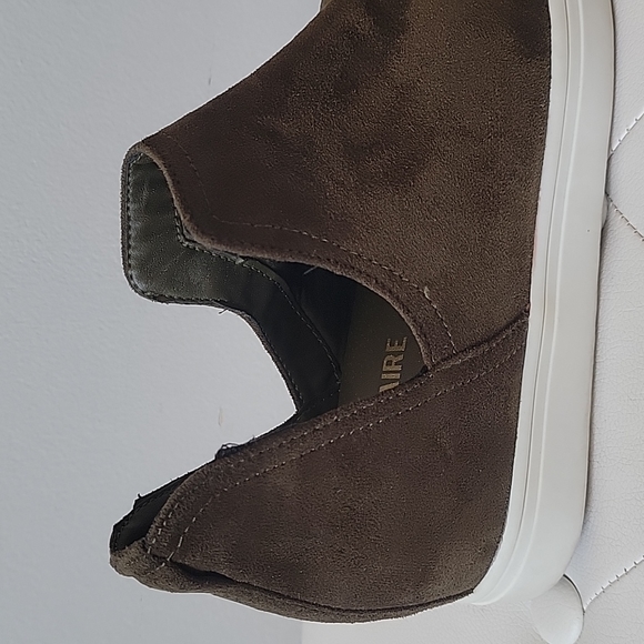 CUSHIONAIRE Women's Hero Hidden Wedge Sneaker Size 8 1/2M - Picture 15 of 15